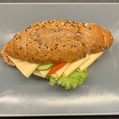 Körner-Quarkhörnchen mit Käse und Salat