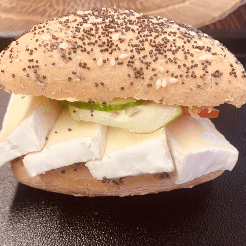Körnerbrötchen mit Brie und Salat