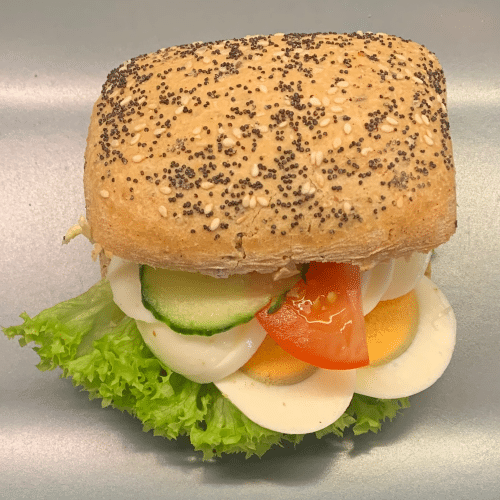 Körnerbrötchen mit Ei und Salat