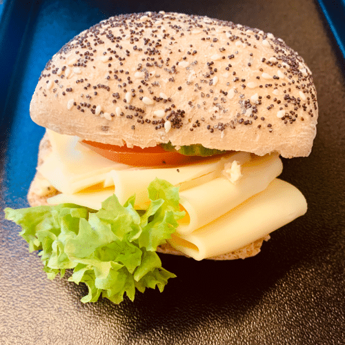 Körnerbrötchen mit Käse und Salat