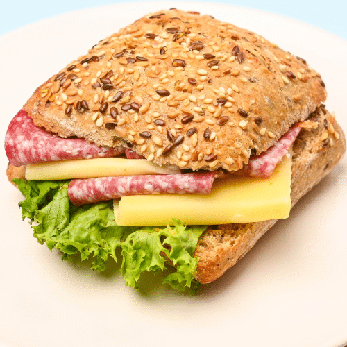 Körnerbrötchen mit Salami, Käse und Salat