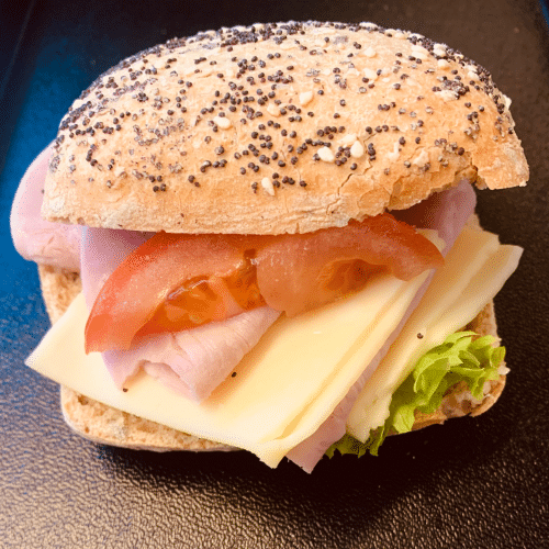 Körnerbrötchen mit Schinken, Käse und Salat