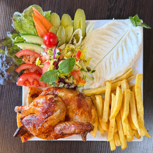 Halbes Grill-Hähnchen mit Pommes oder Reis und Salat