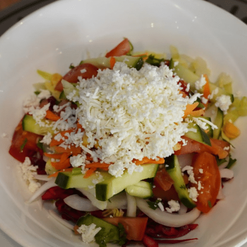 Gemischter Gartensalat mit Käse
