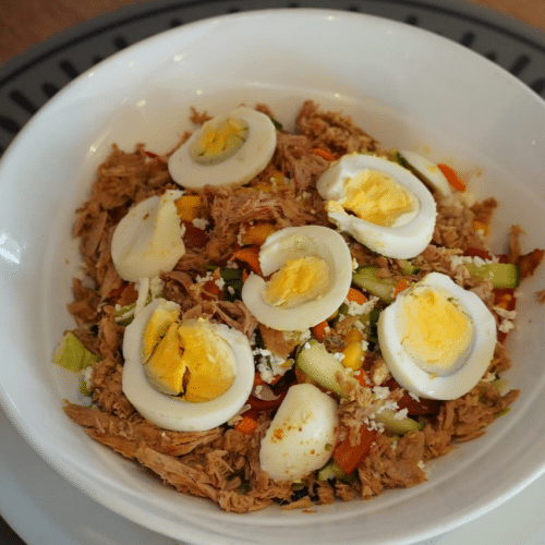Gemischter Gartensalat mit Thunfisch und Ei