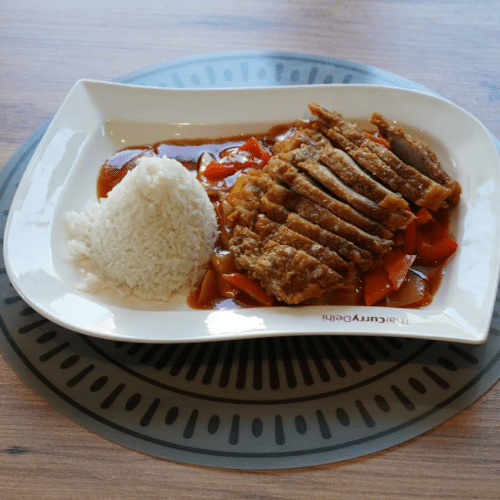 Knusprig gebratene Ente mit Süß-Sauer-Sauce und Ananas