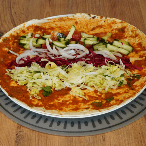 Türkische Pizza mit Salat