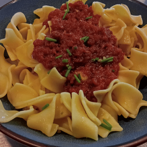 Mittagsessen - Rote Pesto- Nudeln