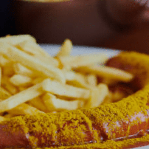 Riesen-Currywurst mit Pommes frites