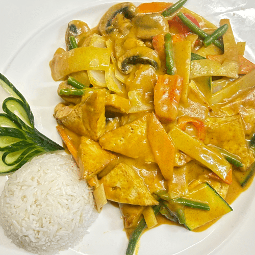 Curry Tofu mit Gemüse und Kokosmilch