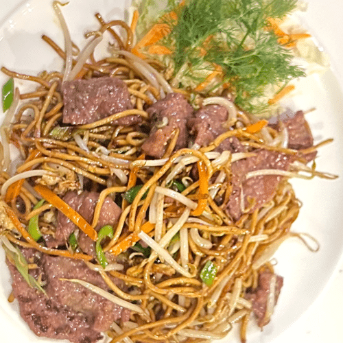 Gebratene Eiernudeln mit Rindfleisch und Gemüse