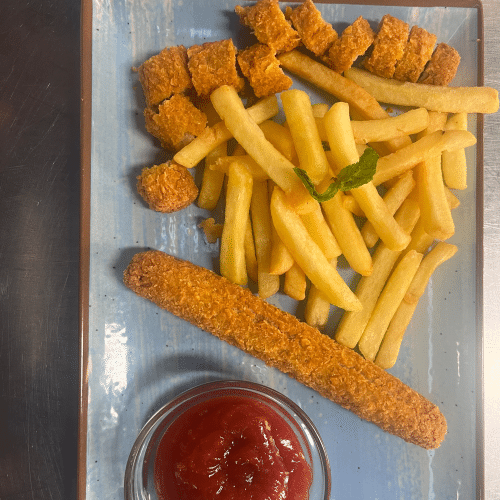 Paniert Wurst mit Pommes und Ketchup