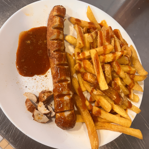 Currywurst mit Pommes