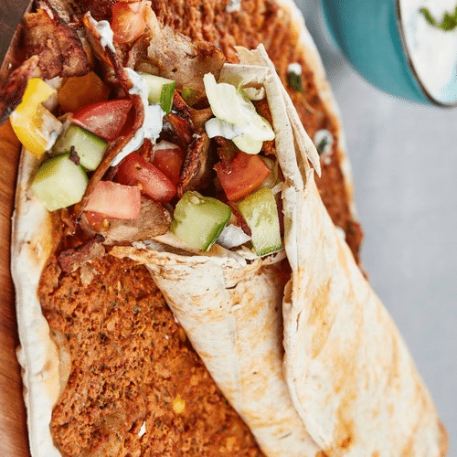 Lahmacun mit Drehspießfleisch und Käse