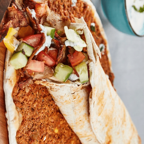 Lahmacun mit Drehspießfleisch