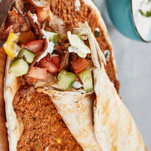 Lahmacun mit Salat