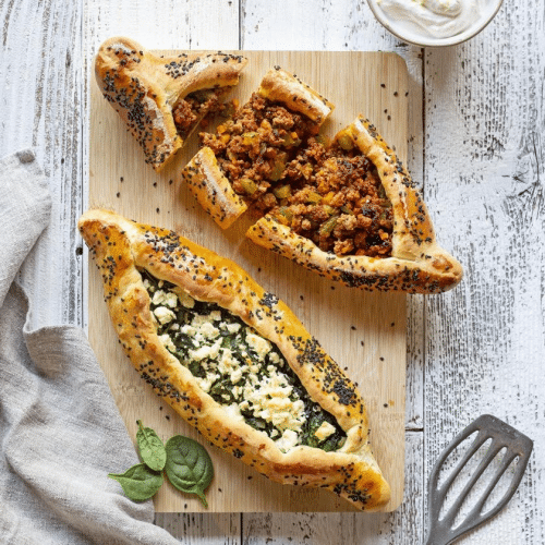 Pide mit Knoblauchwurst und Käse