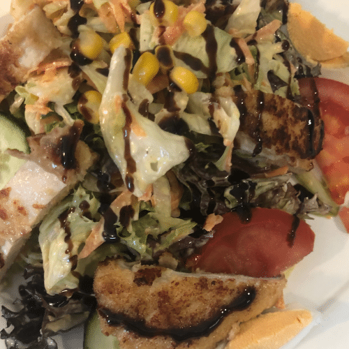 Salat mit Puten-Schnitzelstreifen