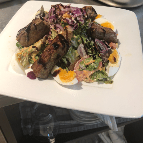 Salat mit Rindstreifen