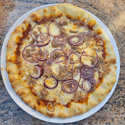 Pizza mit Thunfisch und Zwiebeln