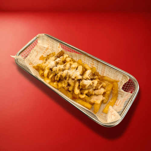 Pommes mit Cheese Sauce, Chicken Tenders & Parmesan Flocken
