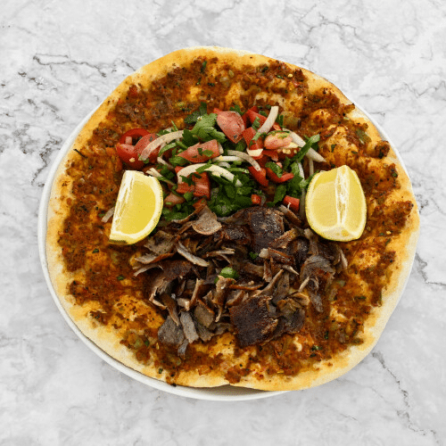 Lahmacun mit Döner, Salat und Sauce