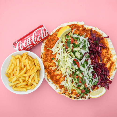 Lahmacun mit Döner, Salat und Sauce Menü