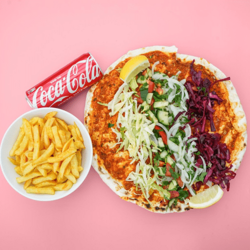 Lahmacun mit Salat und Sauce Menü