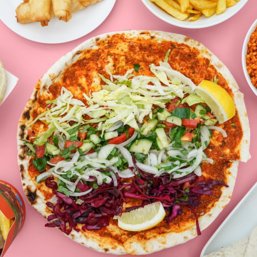Lahmacun mit Salat und Sauce