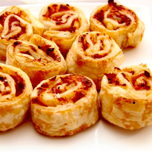 Pizzabrötchen mit Hirtenkäse und Spinat