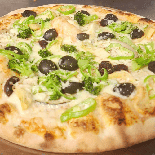 Pizza mit Broccoli, Paprika, Auberginen, Oliven und Artischocken