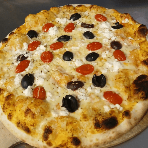 Pizza mit frischen Tomaten, Feta und Oliven