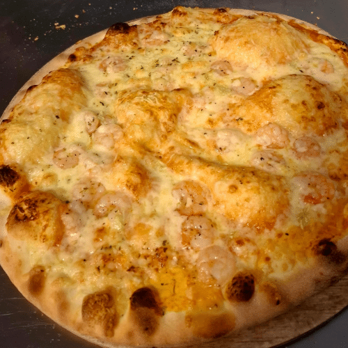 Pizza mit Garnelen und Knoblauch