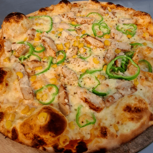 Pizza mit Hähnchen, Mais und Paprika