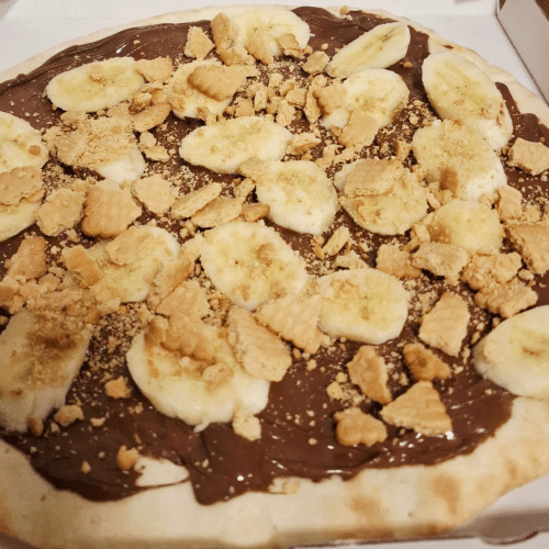 Pizza mit Nutella, Keksen und Bananen