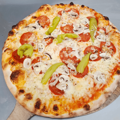 Pizza mit Peperoniwurst, Champignons und Peperoni