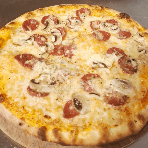 Pizza mit Rindknoblauchwurst und Champignons