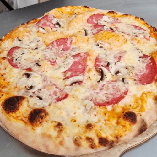 Pizza mit Salami und Champignons