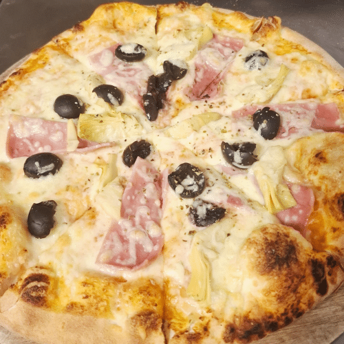 Pizza mit Schinken, Artischocken und Oliven