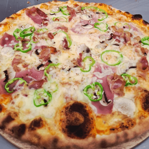 Pizza mit Schinken, Bacon, Champignons und Paprika