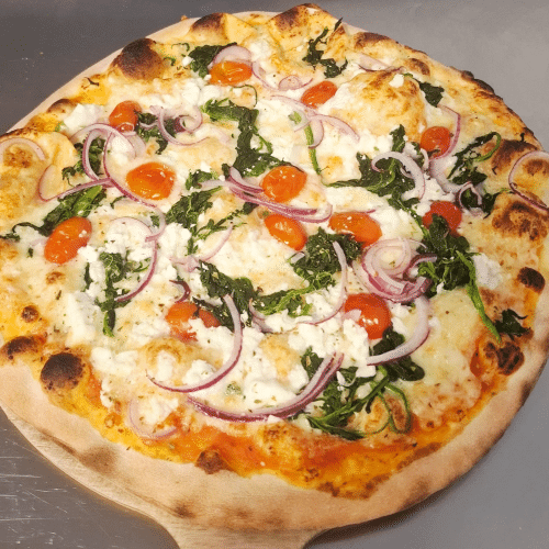 Pizza mit Spinat, Ziegenkäse, frischen Tomaten und Zwiebeln