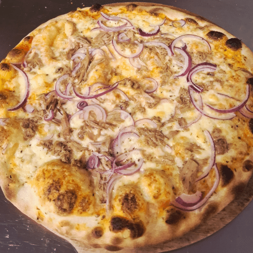 Pizza mit Thunfisch und Zwiebeln