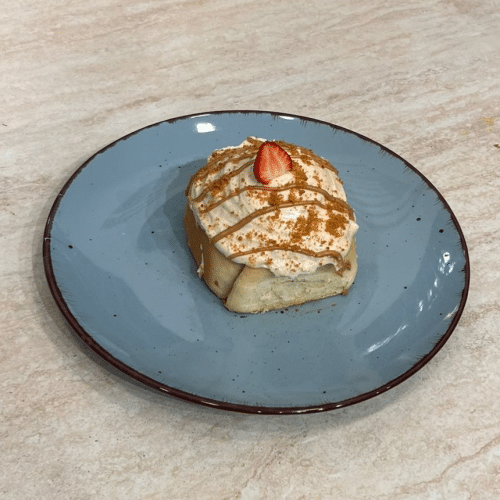 Zimtschnecke mit Erdbeere Lotus
