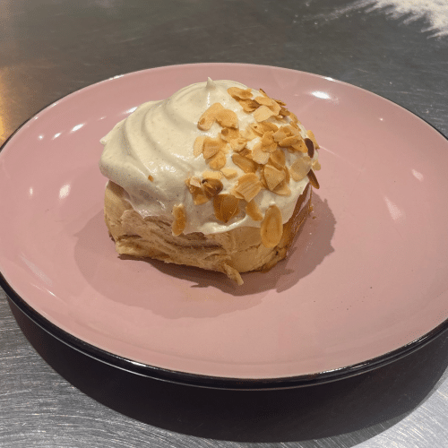 Zimtschnecke mit Bienenstich