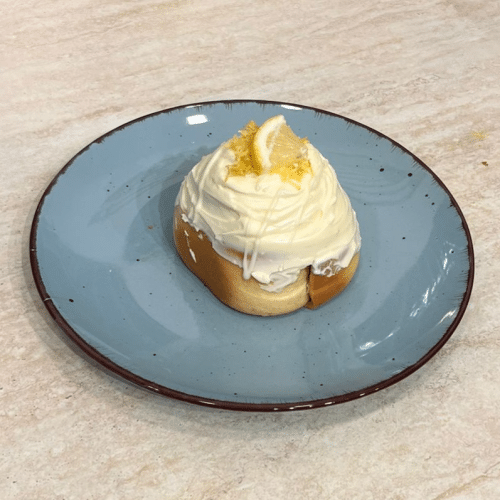 Zimtschnecke mit Zitrone
