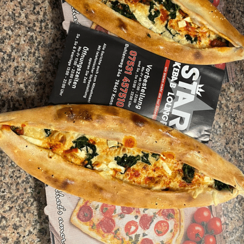 Pide mit Spinat und Weichkäse