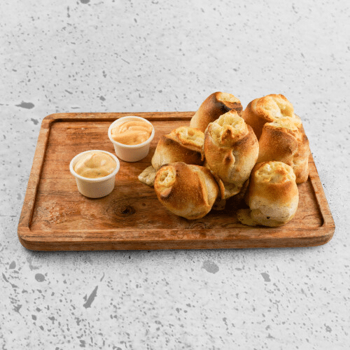 Gefüllte Pizzabrötchen mit Kräuterbutter