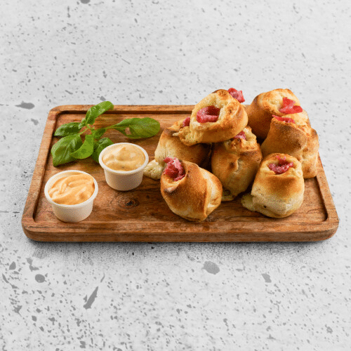 Gefüllte Pizzabrötchen mit Salami
