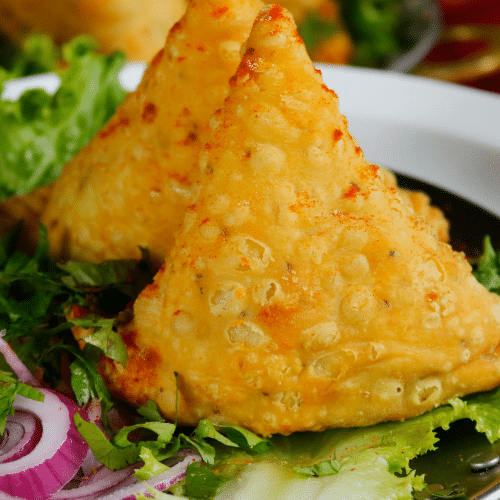 Indische samosa. Zwei Stück
