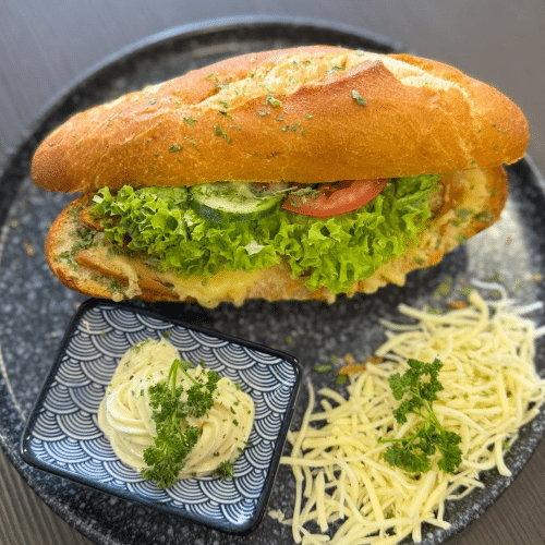 Baguette überbacken mit Hähnchen und Käse